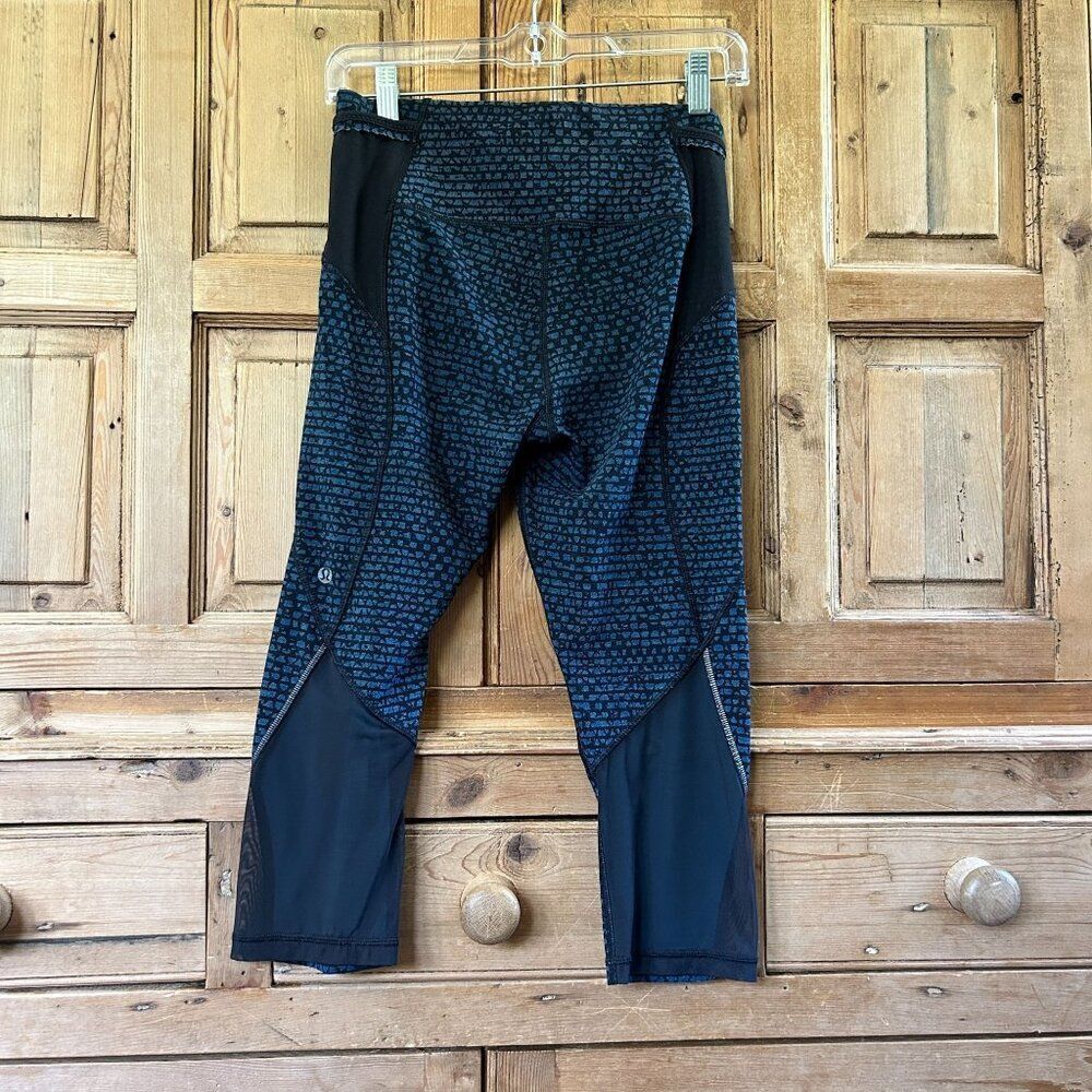 Lululemon 6 Blue Black Cropped Leggings Mesh Details Pockets Capri‎ Printed
